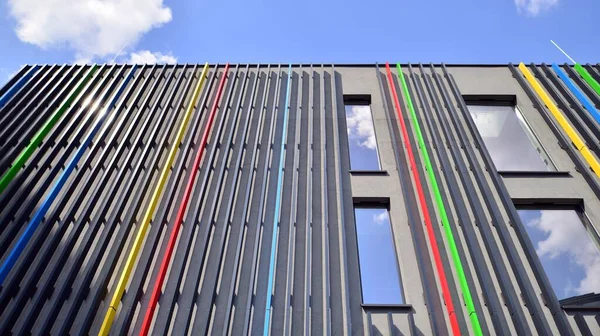 Binanın dekore edilmiş dış cephesinin bir parçası. Ofis ve yönetim için modern bir binanın bir parçası..