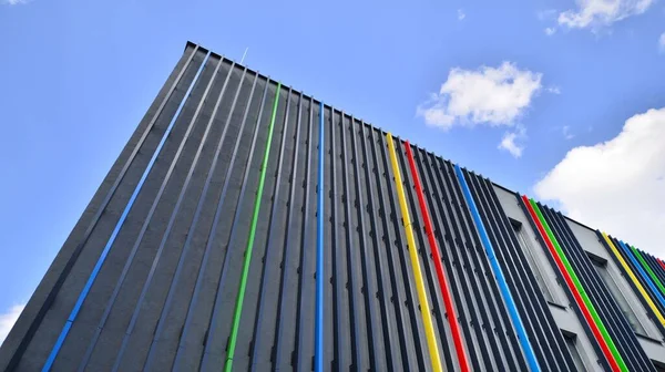 Binanın dekore edilmiş dış cephesinin bir parçası. Ofis ve yönetim için modern bir binanın bir parçası..