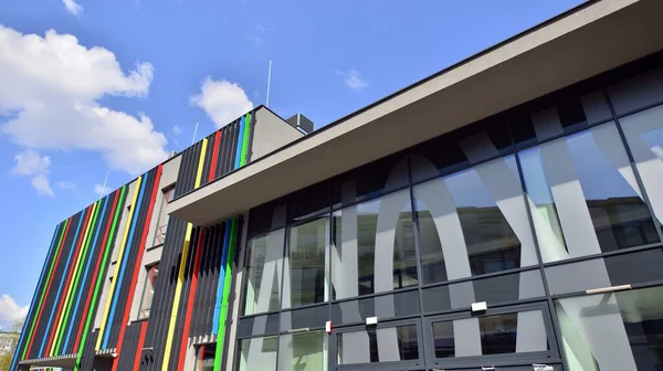 Binanın dekore edilmiş dış cephesinin bir parçası. Ofis ve yönetim için modern bir binanın bir parçası..