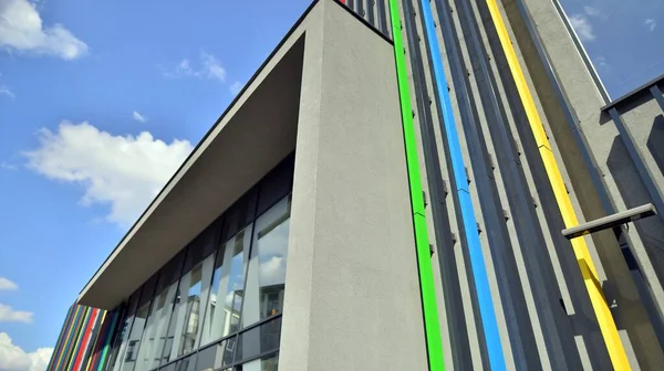 Binanın dekore edilmiş dış cephesinin bir parçası. Ofis ve yönetim için modern bir binanın bir parçası..