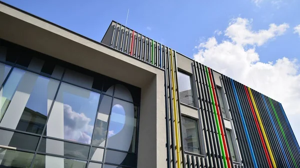 Binanın dekore edilmiş dış cephesinin bir parçası. Ofis ve yönetim için modern bir binanın bir parçası..