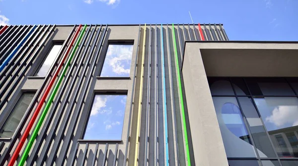 Binanın dekore edilmiş dış cephesinin bir parçası. Ofis ve yönetim için modern bir binanın bir parçası..