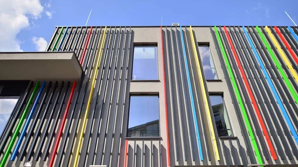 Binanın dekore edilmiş dış cephesinin bir parçası. Ofis ve yönetim için modern bir binanın bir parçası..