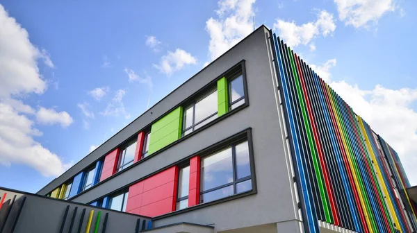 Binanın dekore edilmiş dış cephesinin bir parçası. Ofis ve yönetim için modern bir binanın bir parçası..