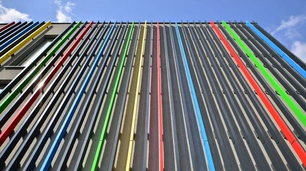 Binanın dekore edilmiş dış cephesinin bir parçası. Ofis ve yönetim için modern bir binanın bir parçası..