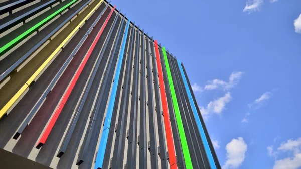 Binanın dekore edilmiş dış cephesinin bir parçası. Ofis ve yönetim için modern bir binanın bir parçası..