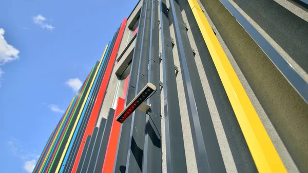 Binanın dekore edilmiş dış cephesinin bir parçası. Ofis ve yönetim için modern bir binanın bir parçası..