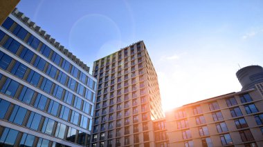 Mavi gökyüzünü yansıtan modern mimariye sahip şehir manzarası. İş ve finans binaları. 