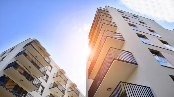 유럽의 현대적 주거용 아파트 혁신적 친화적 건축적 해결책입니다 하늘이 보이고 — 스톡 사진