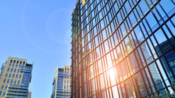 Mavi gökyüzünü yansıtan modern mimariye sahip şehir manzarası. İş ve finans binaları. 