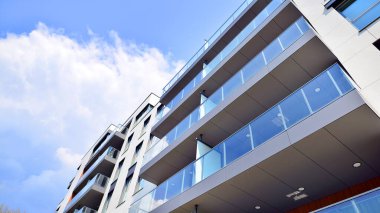  Modern lüks konut dairesi. Güneşli bir günde modern apartman binası. Mavi gökyüzü olan bir apartman. Modern bir apartmanın cephesi.