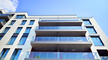  Modern lüks konut dairesi. Güneşli bir günde modern apartman binası. Mavi gökyüzü olan bir apartman. Modern bir apartmanın cephesi.