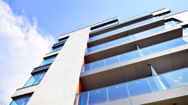  Modern lüks konut dairesi. Güneşli bir günde modern apartman binası. Mavi gökyüzü olan bir apartman. Modern bir apartmanın cephesi.