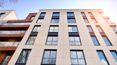  Modern lüks konut dairesi. Güneşli bir günde modern apartman binası. Mavi gökyüzü olan bir apartman. Modern bir apartmanın cephesi.