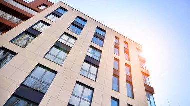  Modern lüks konut dairesi. Güneşli bir günde modern apartman binası. Mavi gökyüzü olan bir apartman. Modern bir apartmanın cephesi.