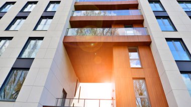  Modern lüks konut dairesi. Güneşli bir günde modern apartman binası. Mavi gökyüzü olan bir apartman. Modern bir apartmanın cephesi.