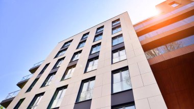  Modern lüks konut dairesi. Güneşli bir günde modern apartman binası. Mavi gökyüzü olan bir apartman. Modern bir apartmanın cephesi.