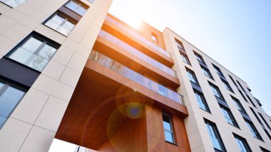  Modern lüks konut dairesi. Güneşli bir günde modern apartman binası. Mavi gökyüzü olan bir apartman. Modern bir apartmanın cephesi.