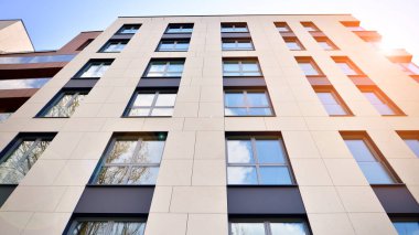  Modern lüks konut dairesi. Güneşli bir günde modern apartman binası. Mavi gökyüzü olan bir apartman. Modern bir apartmanın cephesi.