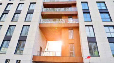  Modern lüks konut dairesi. Güneşli bir günde modern apartman binası. Mavi gökyüzü olan bir apartman. Modern bir apartmanın cephesi.