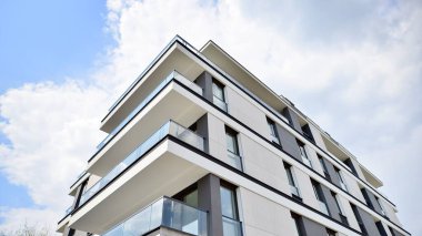  Modern lüks konut dairesi. Güneşli bir günde modern apartman binası. Mavi gökyüzü olan bir apartman. Modern bir apartmanın cephesi.