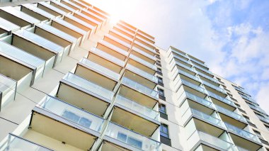  Modern lüks konut dairesi. Güneşli bir günde modern apartman binası. Mavi gökyüzü olan bir apartman. Modern bir apartmanın cephesi.