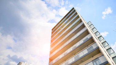  Modern lüks konut dairesi. Güneşli bir günde modern apartman binası. Mavi gökyüzü olan bir apartman. Modern bir apartmanın cephesi.