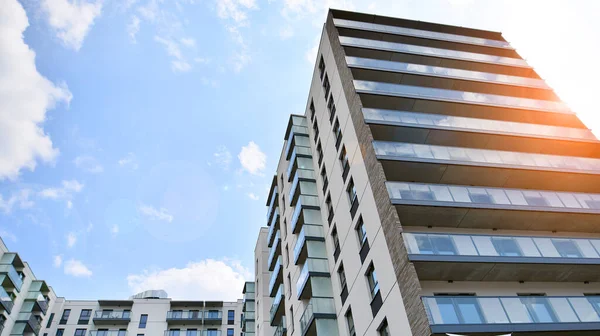  Modern lüks konut dairesi. Güneşli bir günde modern apartman binası. Mavi gökyüzü olan bir apartman. Modern bir apartmanın cephesi.