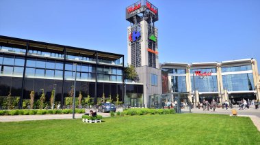 Varşova, Polonya. 5 Mayıs 2022. Westfield Arkadya alışveriş merkezinin yanındaki insanlar ve bölgede.. 