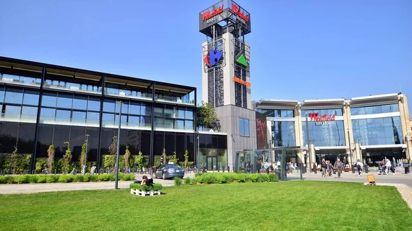 Varşova, Polonya. 5 Mayıs 2022. Westfield Arkadya alışveriş merkezinin yanındaki insanlar ve bölgede.. 