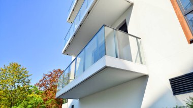 Çevre mimarisi. Yeşil ağaç ve apartman. Doğanın ve modernliğin ahengi.