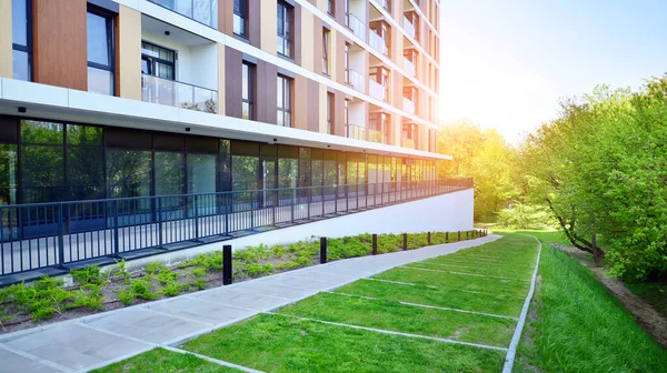 Çevre mimarisi. Yeşil ağaç ve apartman. Doğanın ve modernliğin ahengi.