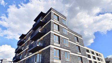 Güneşli bir günde modern apartman binası. Dış görünüş, konut cephesi.