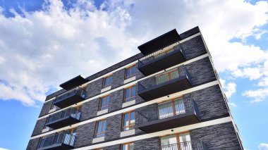 Güneşli bir günde modern apartman binası. Dış görünüş, konut cephesi.