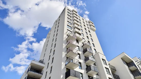 Güneşli bir günde modern apartman binası. Dış görünüş, konut cephesi.