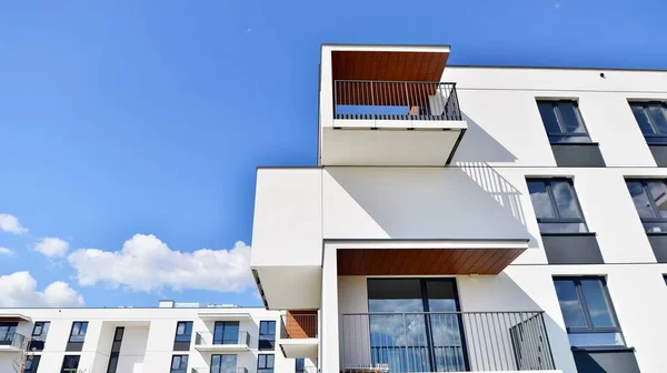 Частина Білої Житлової Будівлі Балконами Блакитним Небом Хмарами Архітектурні Деталі — стокове фото