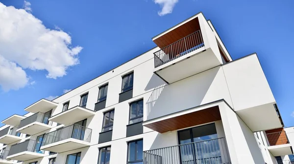 Parte Edifício Residencial Branco Com Varandas Céu Azul Com Nuvens — Fotografia de Stock