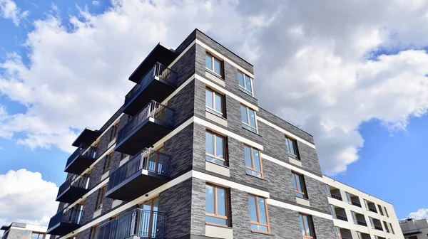 Güneşli bir günde modern apartman binası. Dış görünüş, konut cephesi.