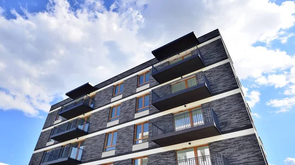 Güneşli bir günde modern apartman binası. Dış görünüş, konut cephesi.