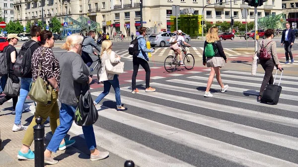 Varsóvia Polónia Maio 2022 Pessoas Cruzamento Pedestres Centro Cidade Paisagem — Fotografia de Stock