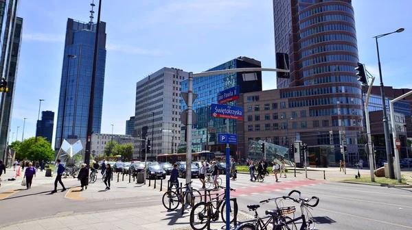 波兰华沙 2022年5月16日 蓝天映衬下的玻璃摩天大楼和市中心的交通 多姿多彩的城市景观 街道上有建筑物 建筑和汽车 城里阳光明媚 — 图库照片