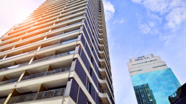 Varşova, Polonya. 17 Mayıs 2022. Eşsiz Kule, ilham verici iç mekanları ve şehir manzarası olan lüks bir apartman dairesi..