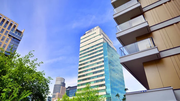 Varşova, Polonya. 17 Mayıs 2022. Varşova 'nın Wola bölgesinde gökdelenler.