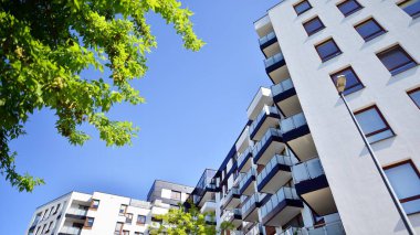 Modern ve yeni apartman. Çok katlı modern, yeni ve şık apartmanlar..