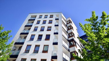 Modern ve yeni apartman. Çok katlı modern, yeni ve şık apartmanlar..