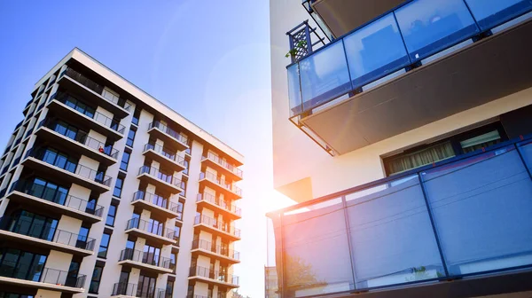 Apartman Dış Görünüş Mimarisi Açık Hava Tesisleri Arka Planda Mavi — Stok fotoğraf