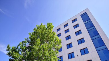 Modern ve yeni apartman. Çok katlı modern, yeni ve şık apartmanlar..