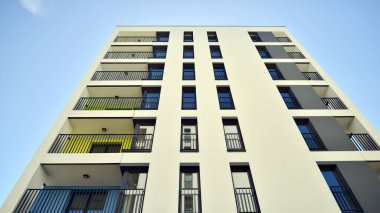 Modern ve yeni apartman. Çok katlı modern, yeni ve şık apartmanlar..