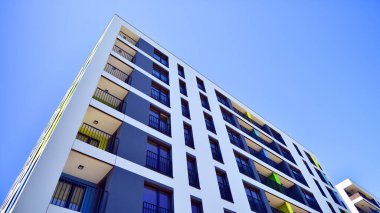 Modern ve yeni apartman. Çok katlı modern, yeni ve şık apartmanlar..