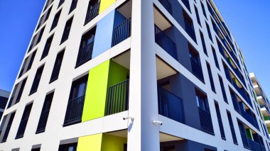 Modern ve yeni apartman. Çok katlı modern, yeni ve şık apartmanlar..